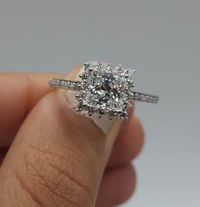 Anillo de Diamante Cultivado en Laboratorio con Corte Princesa de 1.63 CT en Oro de 18K |   Anillo de Compromiso y Boda de Lujo con Certificación IGI |   Elegante Joyería Nupcial - Product Image 1