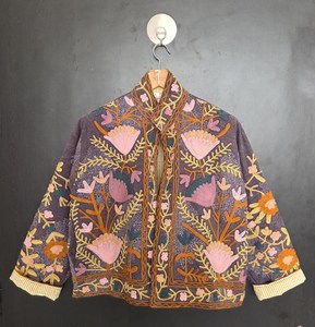 Chaqueta de Invierno Acolchada de Lana Bordada a Mano con Diseño Suzani, Artesanía Cultural, Patrones Florales Cosidos a Mano, Estilo Boho - Product Image 6