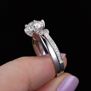 Bague solitaire en moissanite ronde de 6,5 mm avec demi-bague éternité en argent 925, ensemble de bijoux de mariage et de fête pour les mariées - Product Image 3
