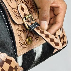 Bolso de Lujo de Cuero Estilo Speedy con Panel Floral Grabado, Asa Superior y Cierre de Cremallera, Duradero y de Estilo Casual - Product Image 3