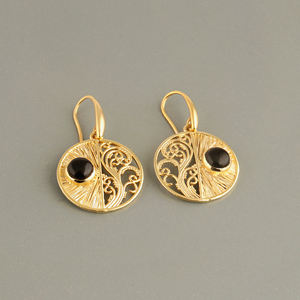 Boucles d'oreilles pendantes de style ethnique, délicates, en onyx noir rond, en laiton massif plaqué or 18 carats, design filigrané, boucles d'oreilles pendantes imposantes. - Product Image 3