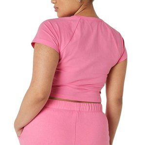 Fabrication professionnelle d'un ensemble décontracté personnalisable pour femmes, composé d'un crop top et d'un short respirants et écologiques - Product Image 6
