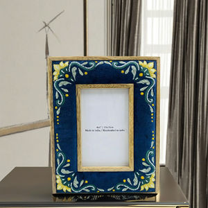 Cadre photo vertical en bois et tissu, fait main, de luxe, moderne, forme personnalisée, collection printemps, brodé et perlé, léger et durable - Product Image 1