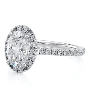 Bague de fiançailles ovale en diamant de laboratoire de 1,75 carat avec halo, en or blanc 14 carats, pavée, bijoux de mariée - Product Image 6