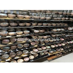 ชามเปลือกมะพร้าวเคลือบเงาแบบขายส่ง เป็นมิตรกับสิ่งแวดล้อม ลายศิลปะนามธรรม ของตกแต่งบนโต๊ะอาหาร ทำด้วยมือจากเวียดนาม - Product Image 6