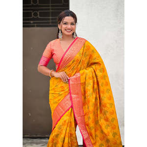 Sari Bandhani Patola tissé en soie de moutarde douce avec des tissages contrastés Zari, motif complexe pour un confort soyeux, tissages d'élite - Product Image 2