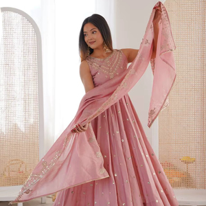 Conjunto de Vestido Anarkali de Seda Romana con Bordado Intenso y Dupatta de Chanderi – Traje Listo para Usar para Fiestas - Product Image 1