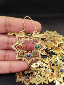 Pendientes de latón hechos a mano con piedras preciosas de los 7 chakras |   Pendientes Colgantes de Piedra Natural Chapados en Oro |   Joyería Espiritual Boho - Product Image 3