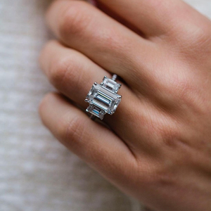 Anillo de compromiso con tres moissanitas de corte esmeralda y halo oculto, de oro blanco macizo de 10K, anillo de boda solitario de tres piedras con corte esmeralda - Product Image 1