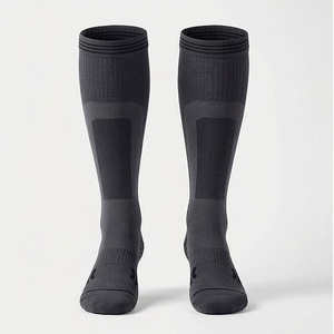 Chaussettes hautes pour hommes, couleur unie, tricotées, respirantes, en spandex et polyester, chaussettes de sport, style régulier d'été - Product Image 1