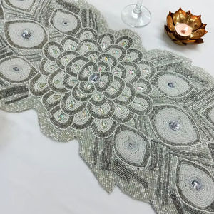 Chemin de table perlé fait main avec motif de plumes de paon en argent - Product Image 1