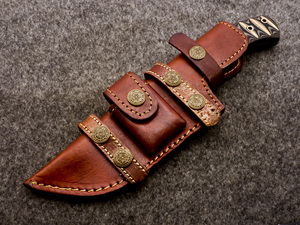 Cuchillo de caza y camping Nordic Forge Tracker de acero de Damasco, hecho a mano, con espiga completa, mango de Micarta y funda para transporte. - Product Image 2