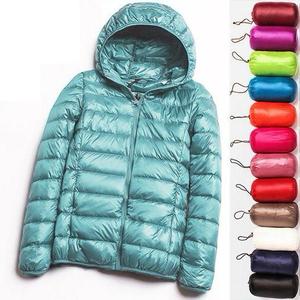 Chaqueta Acolchada Negra con Capucha y Logotipo Personalizado para Mujer, Abrigo Casual de Invierno a Prueba de Viento, Corte Regular, Color Sólido, Cierre de Cremallera - Product Image 1