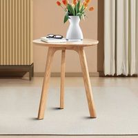 Table d'appoint en bois artisanale traditionnelle, durable et écologique, pour un intérieur intemporel.