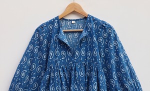 เสื้อกล้ามผู้หญิงลายบาติกอินดิโก ผ้าฝ้าย 100% แต่งโบว์ลูกไม้ทำมือ ลายดอกไม้ ระบายอากาศได้ดี สไตล์ลำลอง โบโฮ - Product Image 3
