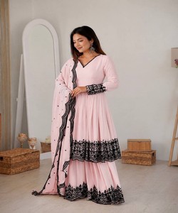 Conjunto de Kurta y Palazzo Tradicional Rosa para Mujer, Bordado Negro, Largo hasta el Suelo, Corte Holgado, Estilo India Pakistán, Ropa Casual 83588 SP-71 - Product Image 1
