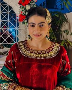 Sublimez la beauté de votre garde-robe avec le nouvel ensemble Kurti Palazzo, orné de broderies en sequins et en Zari. - Product Image 2