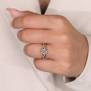 Bague de fiançailles en or jaune 18 carats certifié avec diamant de laboratoire rond de 1,13 carat couleur E clarté VS1, et alliance de mariage empilable en grappe - Product Image 2