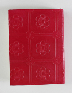 Carnet en cuir de buffle relié rigide avec design en relief, contenant 72 feuilles / 144 pages de papiers recyclés faits à la main en coton - Product Image 3