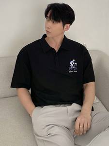 Polo de Hombre con Estampado de Letras en Tela Texturizada Negra, Verano - Product Image 5