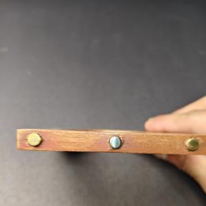 Brazalete de Madera Cuadrado con Grano Natural Ecológico – Pulsera de Perfil Plano Hecha a Mano por Artesanos – Tonos Bohemios y Terrosos Sostenibles - Product Image 4