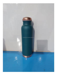 Botella de cobre duradera hecha a mano en la India Botella de agua de cobre minimalista para una hidratación saludable en movimiento - Product Image 1