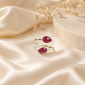 Bague en argent 925 sterling faite à la main, réglable, avec deux pierres serties en clos, garnet rouge en forme de poire 6 x 9 mm - Product Image 1
