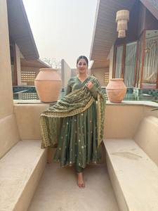 Ensemble Anarkali pour femme en micro-coton épais vert olive, brodé, séchage rapide, avec dupatta, longueur ras du sol, tenue ethnique de soirée - Product Image 4