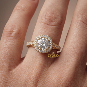 Bague de Fiançailles et de Mariage de Luxe en Or Jaune avec Diamant Taillé en Halo et Diamant de Laboratoire, Style Chevalière, Cadeau pour Femme, Bijou Fin 2.00 CT - Product Image 3