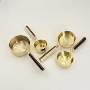 Ensemble de 4 tasses et cuillères à mesurer numériques personnalisées en acier inoxydable avec poignée en résine pour la cuisine et la pâtisserie - Product Image 4