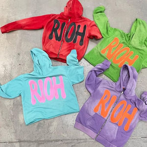 Ensemble deux pièces streetwear personnalisé : T-shirt brodé et short épais, avec impression sérigraphiée et patchs effet usé - Product Image 5