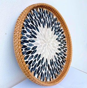 Plateau de service rond en rotin fait main, incrusté de mosaïque de coquillages nacrés, plateau décoratif créatif pour table basse et organisateur de nourriture - Product Image 2