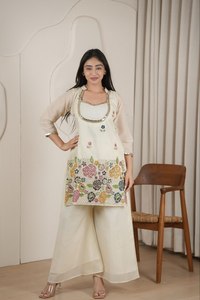 Conjunto de dos piezas de tela Cosmos blanca con cordón, top con cuello redondo y pantalón, elegante atuendo de fiesta para mujer. - Product Image 2