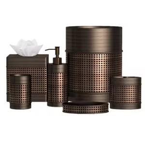 Juego de Accesorios de Baño Modernos y Elegantes de Metal con Dispensador de Jabón Líquido y Porta Jabón - Product Image 4