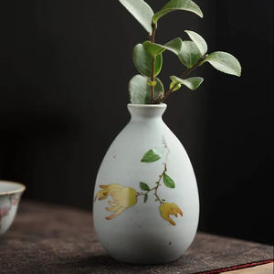 Jarrón de Cerámica Floral Artesanal con Silueta Redonda Pequeña, Acabado Mate Suave y Detalles Pintados a Mano para una Decoración Elegante de Mesa - Product Image 1