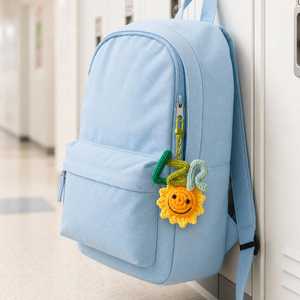 Étiquette nominative personnalisée en crochet faite à la main et écologique, porte-clés lettre personnalisé, breloque tournesol, décoration pour sac d'école enfant - Product Image 1