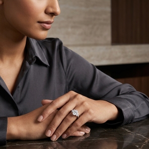Bague de fiançailles classique pour femme, coupe ovale, avec diamants de laboratoire sur les côtés, alliance plaquée platine de luxe, certifiée IGI, bague de mariage - Product Image 3