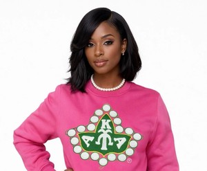 Sudadera personalizada Alpha Kapa Alpha Sorority, 500 gramos, ecológica, de chenilla/bordado, color rosa y verde, cuello redondo, para mujer. - Product Image 2