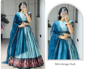 Lehenga Choli en soie pour femmes avec tissage Zari et bordure Kalamkari |   Ensemble de lehenga de créateur pour mariage et occasions festives avec dupatta - Product Image 1