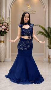 Ensemble prêt-à-porter de designer pour soirée, comprenant un lehenga en georgette avec broderie de sequins et travail de fils, une blouse et un dupatta intégré. - Product Image 4