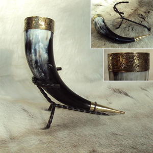 Chope à bière Viking Magnesia Crafts avec support, cadeau de Noël pour les garçons d'honneur, avec un design en forme de corne à boire - Product Image 2