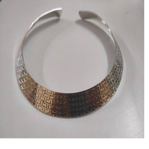 Collier ras du cou pour femme en laiton martelé, finition argentée, style chrétien vintage, ethnique, tendance, pour fêtes, mariages et occasions festives - Product Image 4