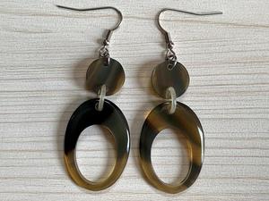 Boucles d'oreilles clous en corne de perle de forme papillon, modernes et haut de gamme, fabriquées à la main, écologiques et artisanales naturelles - Product Image 3
