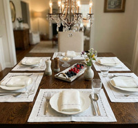 Ensemble de nappes et de sets de table de luxe personnalisés en lin gris vintage brodé de plantes, réutilisables et lavables en machine, pour la maison et les mariages.