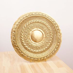 Plateau décoratif rond en métal doré de qualité supérieure, motif floral en relief, pour service, centre de table de mariage ou d'hôtel, décoration intérieure - Product Image 1
