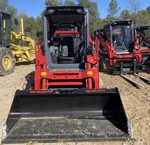 Chargeuse compacte sur chenilles Takeuchi TL10V2 d'occasion avec moteur diesel, pompe hydraulique et godet pour la construction - Product Image 2
