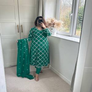 Conjunto de Pantalón y Top VASTRA COTTAGE en Faux Georgette con Bordado de Lentejuelas Hecho a Mano, Mangas de Encaje Moti y Forro Interior Micro - Product Image 5