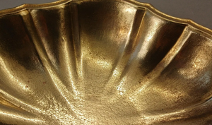 Grand saladier en aluminium doré ondulé, bol décoratif moderne en métal pour la maison, la cuisine, les dîners, les événements - Product Image 2