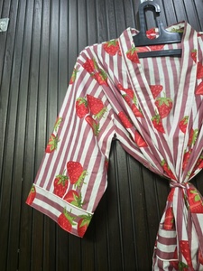 เสื้อคลุมสตรีลายสตรอเบอร์รี่สีน้ำตาลแขนสามส่วนคอวียาวเต็มตัวผ้าฝ้าย 100% นุ่มสบายสวมใส่สบายๆในฤดูใบไม้ผลิ - Product Image 4
