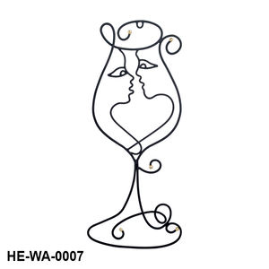 งานศิลปะติดผนังเหล็กดัดทำมือ รูปแบบโรแมนติกที่เชื่อมต่อกันอย่างลงตัวภายในแก้วไวน์สุดหรู เหมาะสำหรับของขวัญขึ้นบ้านใหม่ - Product Image 1